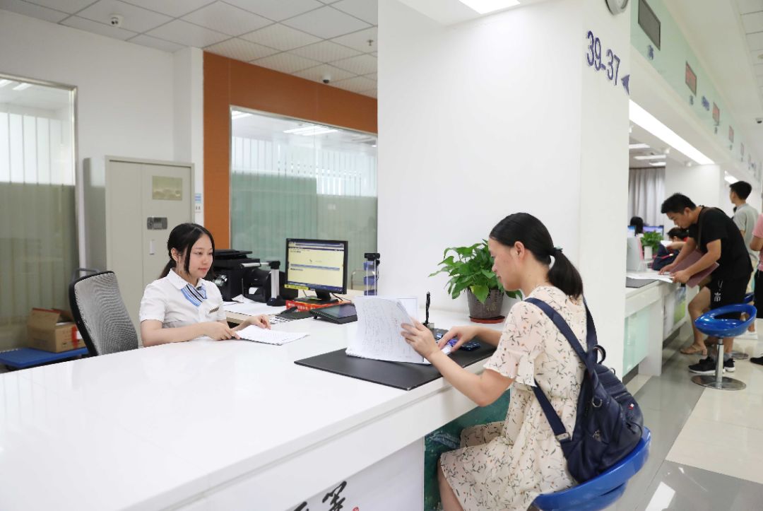@龍華人，家門口即可辦理社保業務！首批52項業務進駐區、街道7個行政服務大廳
